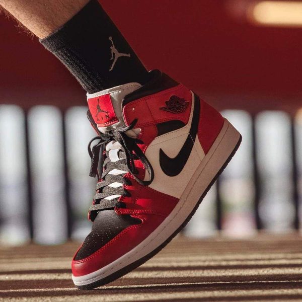 Jordan 1, Air Jordan 1 Mid 'Chicago Black Toe'