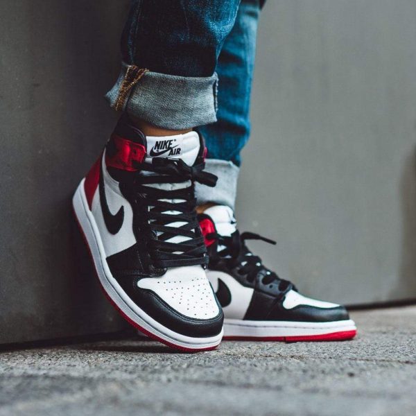 Jordan 1, Air Jordan 1 Wmns Retro High 'Satin Black Toe'